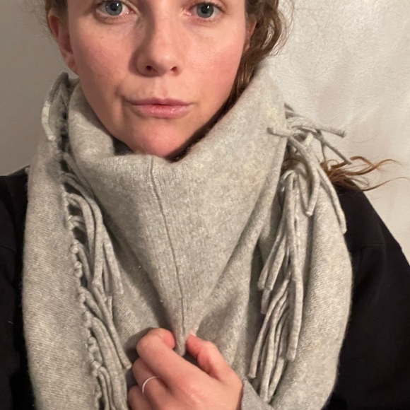 Kit and Ace Burbank Shawl - Picture 2 of 4